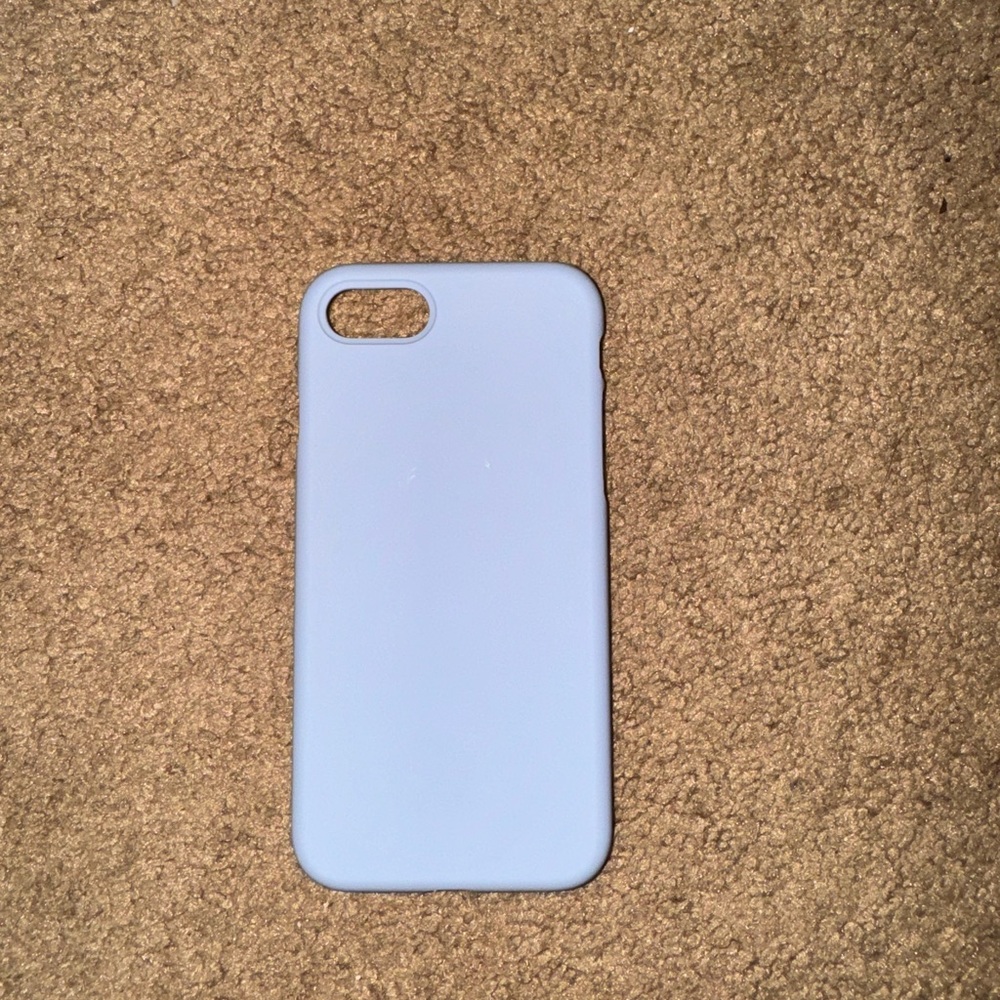 I phone Se baby blue or periwinkle in color ! Silicone used band new no box